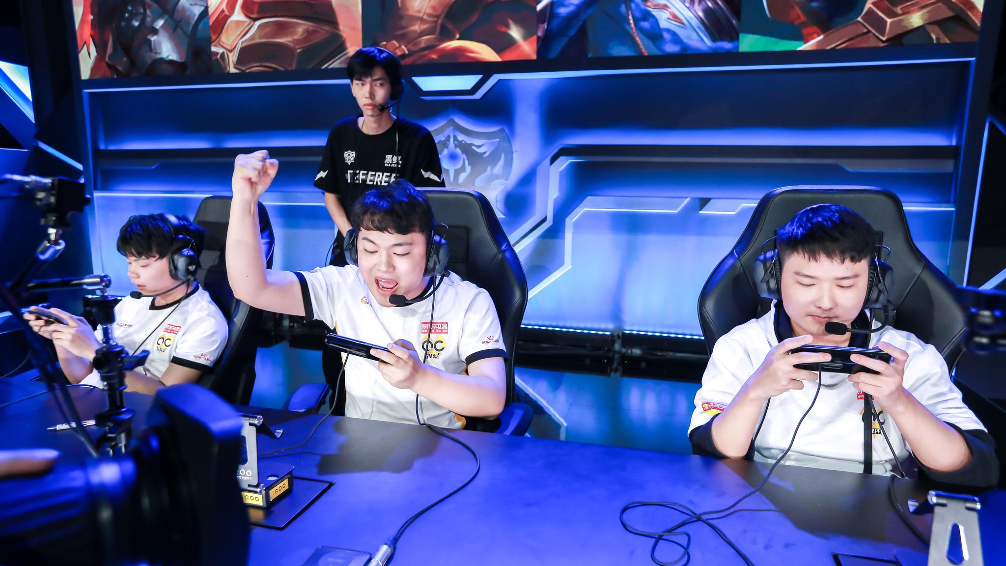 从 faker 的赛后采访中借鉴：把这个冠军给粉丝