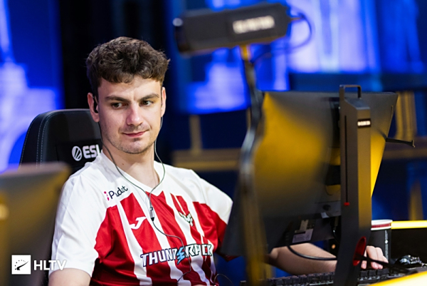 团队一无法战胜团队二 + 青训？唐圆被送给了 Royal Never Give Up ，输给了 LGD.Y ，遭遇了两连败。